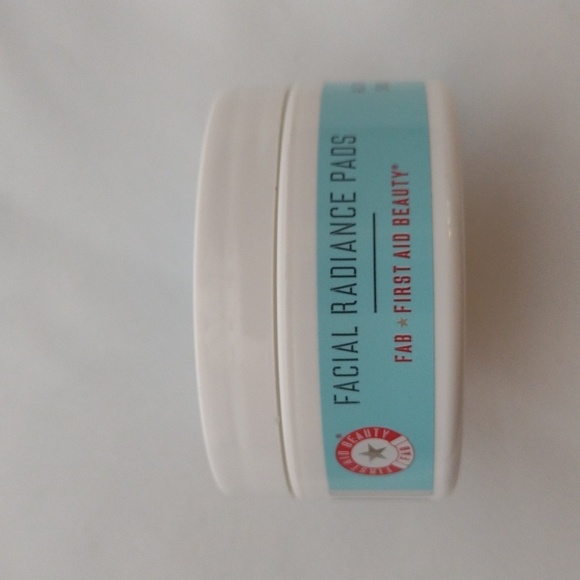 First Aid Beauty Facial Radiance Pads - Picture 2 of 2